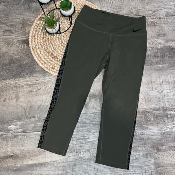 Nike women’s green and black cropped leggings size small excellent condition - Picture 1 of 4